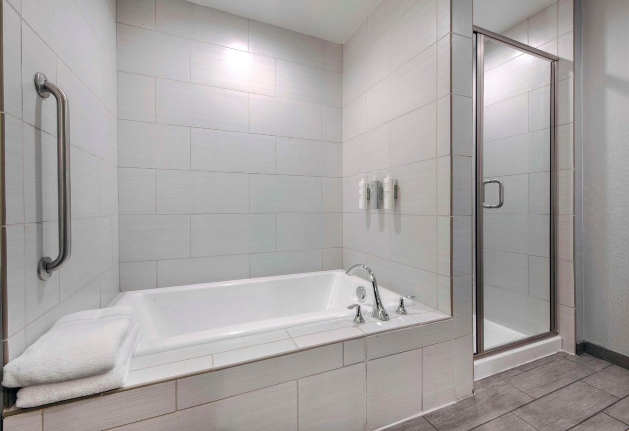 Hilton Garden Inn Raleigh קרי מראה חיצוני תמונה